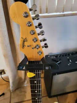 LEFT-HANDED FENDER STRATOCASTER