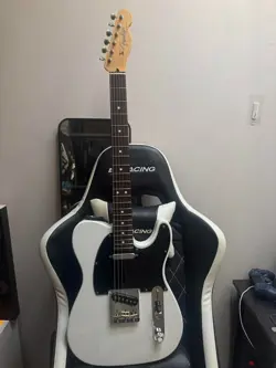 GUITAR W/CASE LOT
