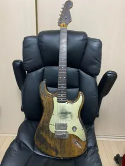 CUSTOM GUITAR W/FENDER