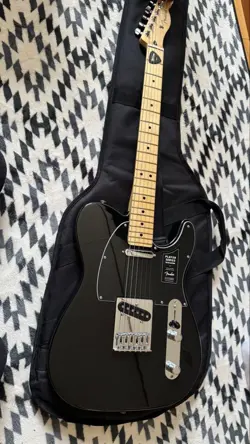 FENDER BLACK ELECTRIC GUITAR