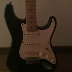 FENDER STRATOCASTER BLACK