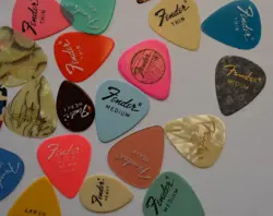 LOT OF 29 VINTAGE/MODERN FENDER GUITAR PICKS VARIOUS GAUGES AND SHAPES