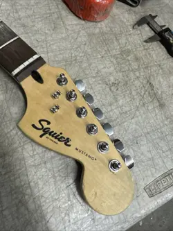 SQUIER MUSTANG GUITAR