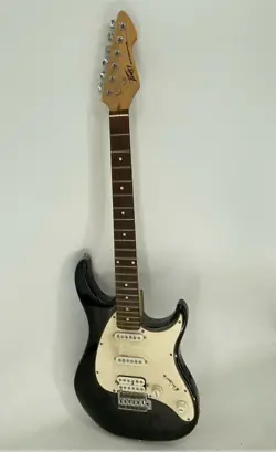 PEAVEY RAPTOR PLUS BLACK RIGHT HANDED 6 STRING ELECTRIC GUITAR W/ FENDER GIG BAG