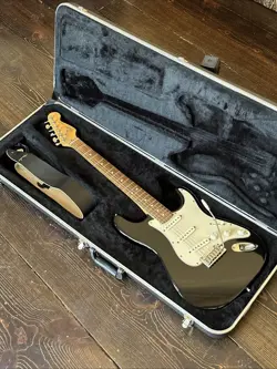 FENDER AMERICAN STANDARD STRAT WITH MAPLE FRETBOARD 1989 & HARD FENDER CASE