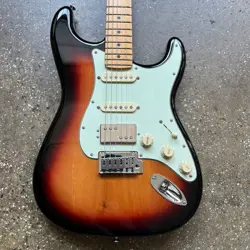 FENDER PLAYER PLUS STRATOCASTER HSS MAPLE FINGERBOARD 2021 - 3-COLOR SUNBURST