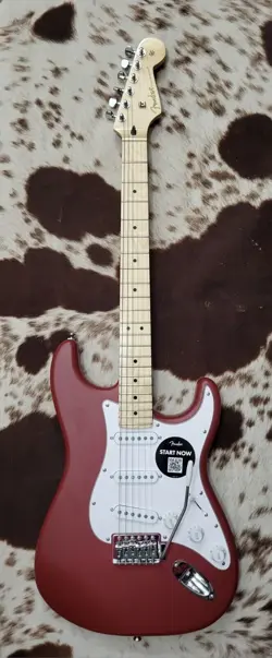 FENDER SQUIER STRATOCASTER SATIN FINISHED DAKOTA RED