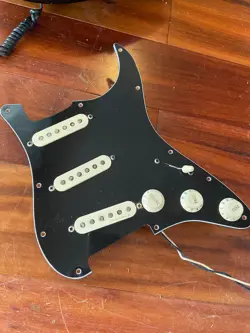 TUXEDO PICKGUARD STRATOCASTER