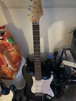 FENDER SQUIER STRATOCASTER (WITH AMP)