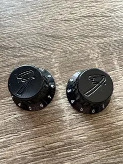 2 VINTAGE FENDER STRATOCASTER KNOBS BLACK F LOGO CAP 1988 MINT!
