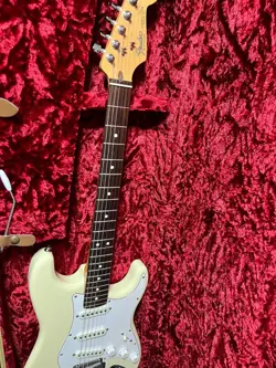 FENDER STRATOCASTER 6 STRING MAPLE FINGERBOARD ELECTRIC GUITAR MADE IN USA 