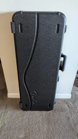 FENDER DELUXE MOLDED CASE - STRATOCASTER/TELECASTER - NEAR MINT