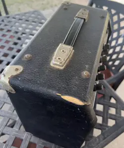 GUITAR AMPLIFIER FOR