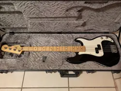 FENDER PLAYER PRECISION ELECTRIC BASS GUITAR BLACK AND FENDER DELUXE CASE BLACK