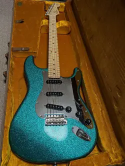 FENDER CUSTOM SHOP STRATOCASTER / ELECTRIC GUITAR W/ HC