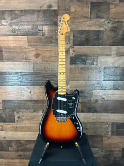 FENDER PLAYER II MUSTANG ELECTRIC GUITAR, MAPLE FINGERBOARD, 3-TONE SUNBURST