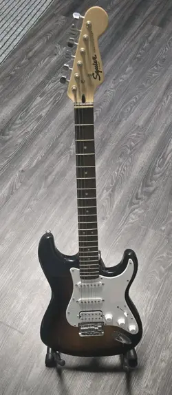 FENDER SQUIRE STRATOCASTER  GUITAR
