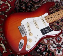 FENDER PLAYER II STRATOCASTER   AGED CHERRY BURST CHAMBERED ASH