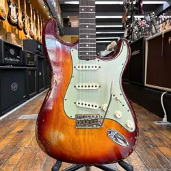 FENDER CUSTOM SHOP LIMITED EDITION '62 STRATOCASTER HEAVY RELIC 2024 AGED CHERRY