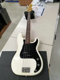 PRECISION BASS PB70-US