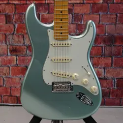 FENDER AMERICAN PROFESSIONAL II STRAT - MYSTIC SURF GREEN W/ MAPLE FINGERBOARD