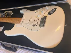 FENDER STANDARD STRATOCASTER HSS ARCTIC WHITE ON WHITE