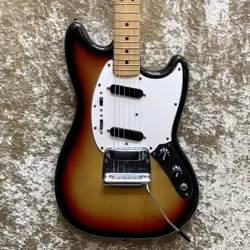 FENDER USA MUSTANG USED 1987 ASH BODY MAPLE NECK MAPLE FINGERBOARD W/SOFT CASE