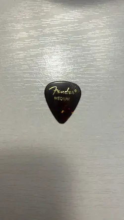 FENDER 351 PREMIUM CELLULOID GUITAR PICK - MEDIUM, RED MOTO - 1