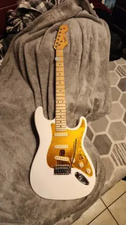 FENDER STRATOCASTER DELUXE CHINESE ST COPY