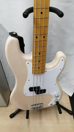 FENDER TRADITIONAL 50S PRECISION BASS USED BASSWOOD BODY MAPLE NECK W/GIG CASE