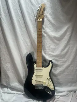 1994 FENDER SQUIER STRATOCASTER BLACK GOOD CONDITION W/CASE