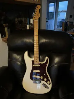 FENDER PLAYER PLUS STRATOCASTER, MAPLE FINGERBOARD, OLYMPIC PEARL