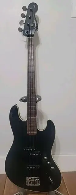 2005 FENDER AERODYNE BASS   CRAFTED IN JAPAN WITH ROAD RUNNER HARD SHELL CASE