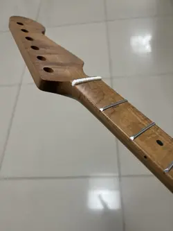 21 FRETS ROASTED MAPLE ELECTRIC GUITAR NECK FENDER  STRAT REPLACEMENT ST HANDLE