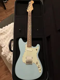 FENDER PLAYER DUO-SONIC ELECTRIC GUITAR W/HARD CASE