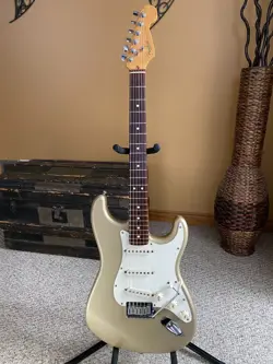 STANDARD STRATOCASTER READ
