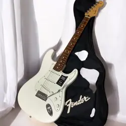 FENDER PLAYER STRATOCASTER - POLAR WHITE, ALDER BODY, MAPLE NECK