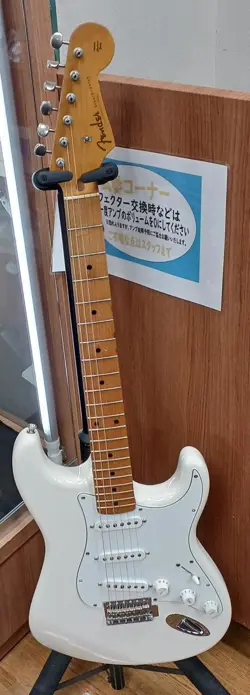 FENDER JAPAN STRATOCASTER 6 ELECTRIC GUITAR