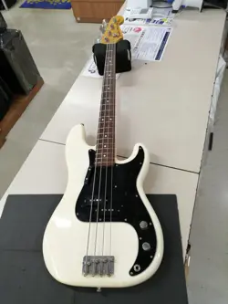 FENDER PB70-US ELECTRIC BASS GUITAR