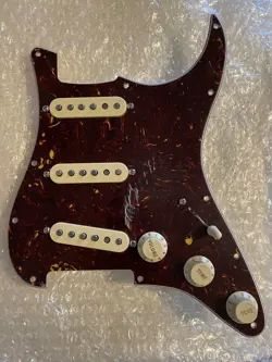 PICKGUARD PRE-WIRED STRAT