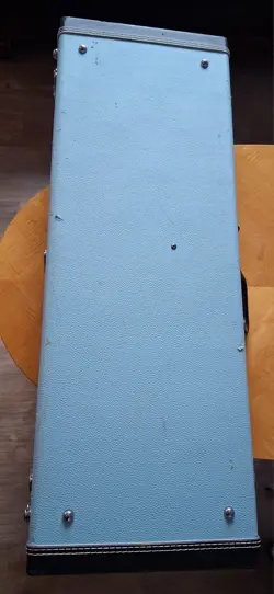 FENDER CLASSIC SERIES STRAT/TELE HARD CASE LIMITED-EDITION CASE SONIC BLUE