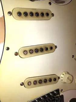 WHITE RELIC STRATOCASTER