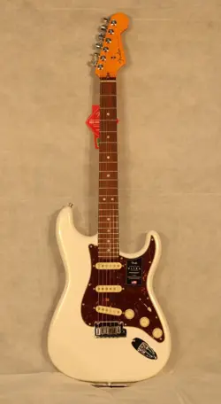 ULTRA STRATOCASTER ARTIC