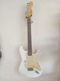 SQUIER  STRAT ELECTRIC GUITAR FENDER WHITE