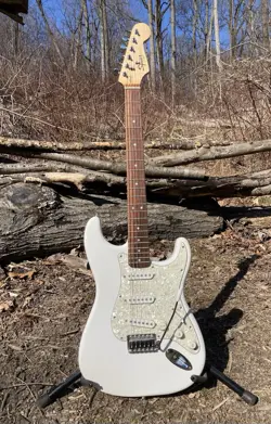 2008 SQUIER BY FENDER SE SPECIAL STRATOCASTER STANDARD WITH FULL SIZE BODY WHITE