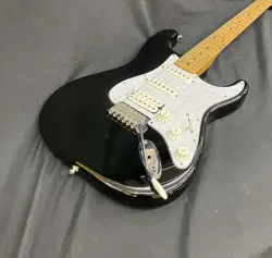 FENDER STRATOCASTER USED 2017 MAPLE NECK MAPLE FINGERBOARD BLACK W/SOFT CASE