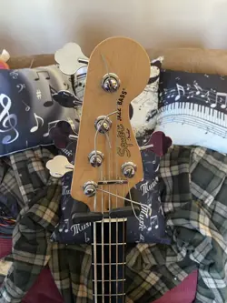 FENDER DELUXE ACTIVE 5 STRING JAZZ BASS AND HARD SHELL CASE