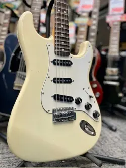 FENDER JAPAN ST72-65 -OWH R OLYMPIC WHITE - MADE IN 1985-1986 SCALLOPED A SERIAL