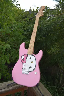 HELLO KITTY FENDER SQUIER GUITAR - 4/4 - GIG BAG