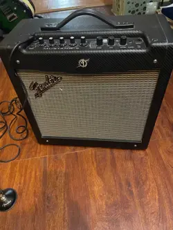 FENDER MUSTANG II  GUITAR AMP W/FOOTSWITCH